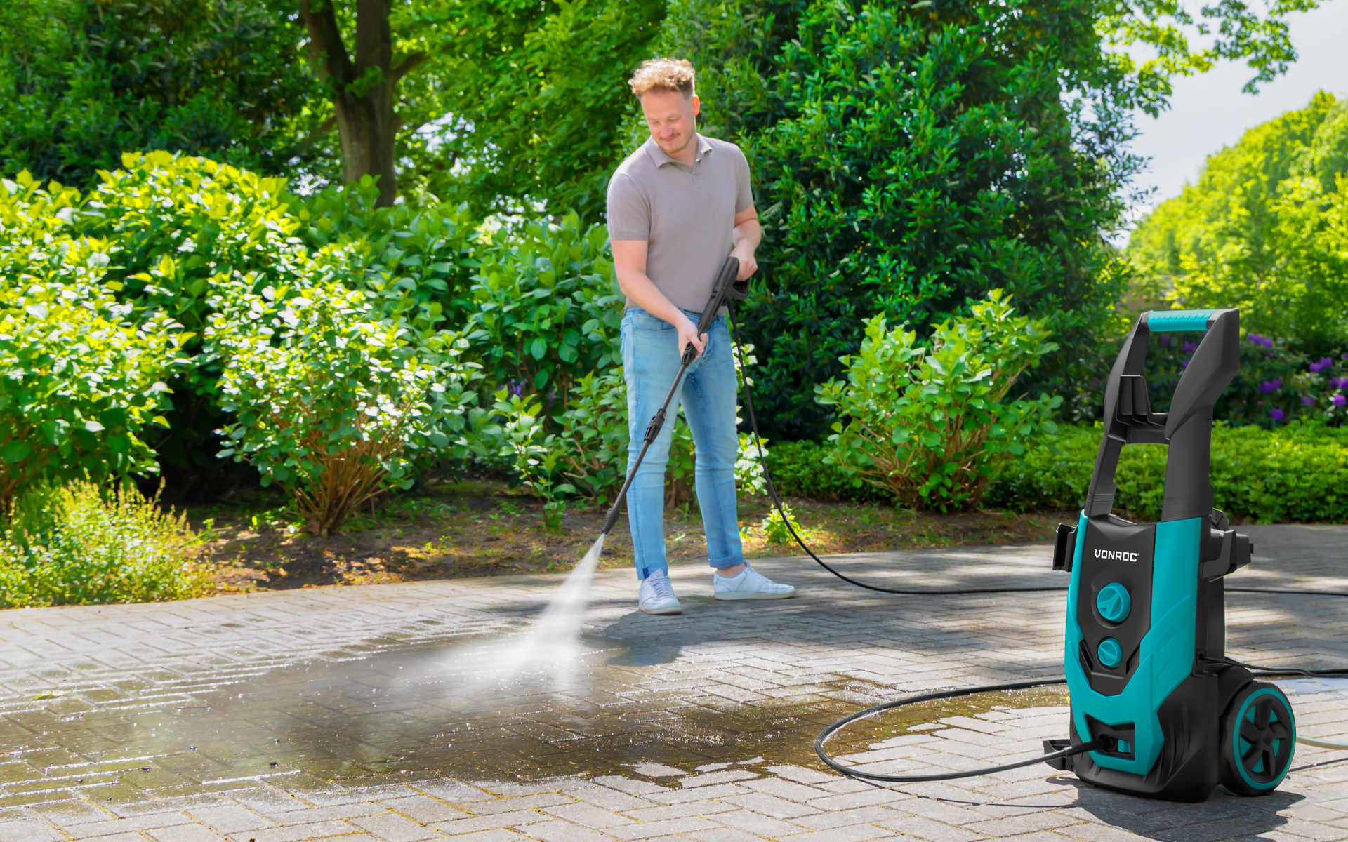 man maakt oprit schoon met vonroc hogedrukreiniger